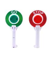 Lizak policyjny z funkcjmi świtlnymi do kierowania ruchem