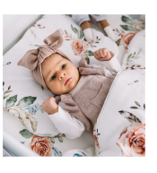 Dziewczynka w jasnobeżowej opasce dziecięcej UL&KA Twistula, delikatna pleciona tkanina, stylowy i wygodny model