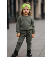 Szare legginsy dziecięce Minoti w czarne gwiazdki, fason baggy z obniżonym krokiem, rozmiar 98/104